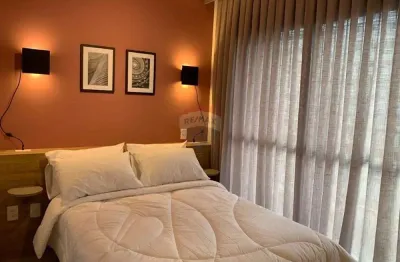 Studio mobiliado com varanda, decoração moderna e localização privilegiada
