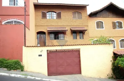 Sobrado com 3 dorms,sendo 1 suíte e vagas para 6 carros