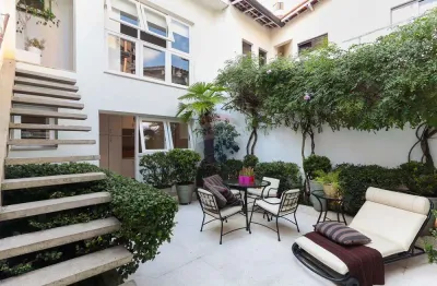 Casa com 2 dorm, 1 suíte (+ 1 dorm/ateliê), lareira, solarium e quintal / 2 vagas / 155 m² úteis - campo belo