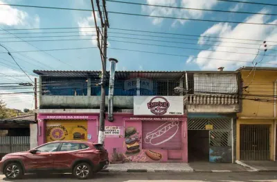 Sobrado com duas casa independentes, salão comercial e 4 vagas de garagem