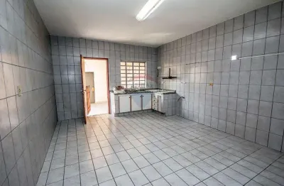 Sobrado com duas casa independentes de 3 dorms, salão comercial e 4 vagas de garagem