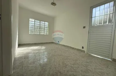 Casa térrea com dormitório, cozinha , sala um  banheiro e uma lavanderia