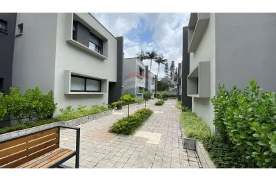 Casa nova em condomínio no campo belo com 4 suítes, piscina e estrutura para elevador