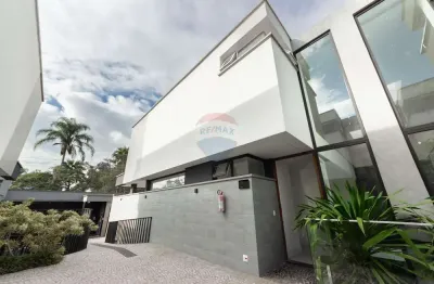 Casa nova em condomínio no coração do campo belo com estrutura para elevador