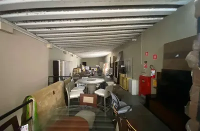 Predio de 5 pavimentos totalizando 1100 m²  com 4 banheiros. ideal para comercio de rua.  frente de 10 metros totalmente espaçoso.