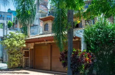 Casa com 509 m² distribuídos em 3 andares, que oferece espaços amplos e bem planejados