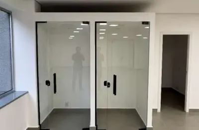 Sala comercial recem reformada, otima iluminacao, ar condicionado, copa, pronta para entrar. predio seguro com portaria 24h, manobrista