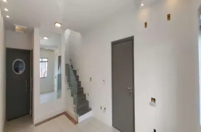 Casa sobrado à venda de 4 dormitórios sendo 1 suíte e 2 vagas na saúde