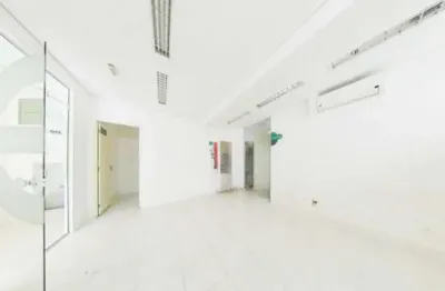Prédio comercial com 650m² distribuídos em 5 vagas, 22 salas e 4 banheiros.