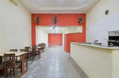 Prédio comercial com 620m² distribuídos em salão principal com 2 ambientes, 12 banheiros sendo 1 com acessibilidade, 5 salas, copa, cozinha industrial