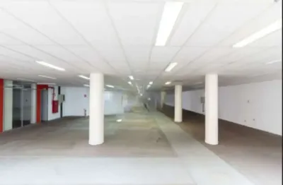 Sobreloja com 2 andares, sendo 786m² distribuídos em galpão principal com 4 banheiros, 5 salas sendo 3 com divisórias, e uma copa