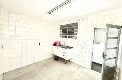 Excelente oportunidade de investimento em São Paulo-SP: Sobrado para renda com 3 quartos, 2 banheiros e 400m² de área!