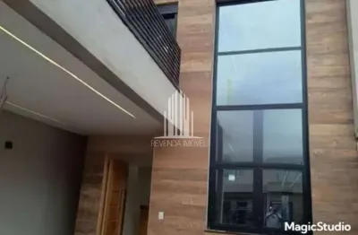 Casa à venda em Interlagos, São Paulo-SP! 4 quartos, 2 suítes, 5 banheiros, 4 vagas de garagem, 270,00 m² de área. Venha conferir!