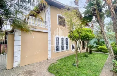 Imperdível oportunidade: Casa à venda em Interlagos, São Paulo-SP, com 4 quartos, 2 suítes, 1 sala, 3 banheiros, 6 vagas e 221m².