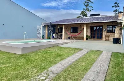 Seu refúgio na praia com piscina, hidromassagem e espaço de sobras.