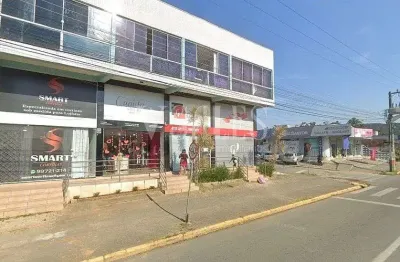 Espaço versátil com mezanino e acesso facilitado à avenida principal