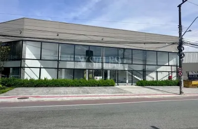 Sala comercial térrea com mezanino e 8 vagas – 376 m² totais
