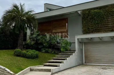 Viva o alto padrão na praia brava: casa com piscina aquecida e 4 suítes