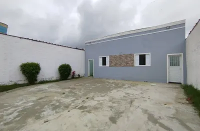 Casa reformada com 3 dormitórios — investimento perfeito perto da praia!