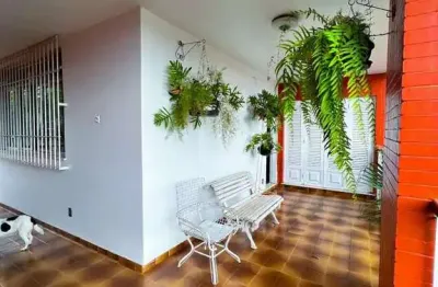 Maravilhosa casa à venda no bairro Laranjal, em Volta Redonda!!