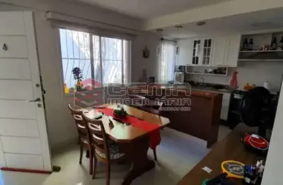Casa em condomínio fechado com 2 quartos à venda na rua do catete, catete, rio de janeiro, 84 m2 por r$ 980.000