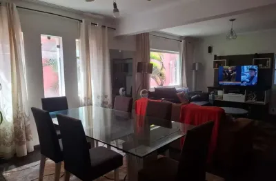 Casa no Bairro Campestre em Santo André com 280m, 4 dormitórios e quintal amplo