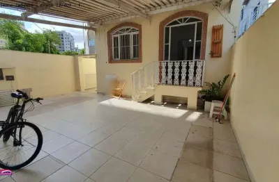 Casa na aparecida santos  com quintal | silvia simone imóveis