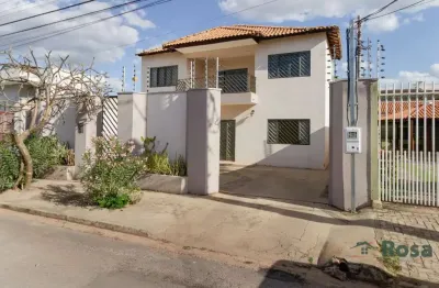 Baixou o valor! sobrado, 5 quartos, suíte, sacada, área gourmet e pomar, santa cruz ii