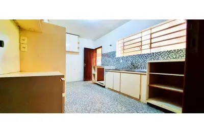 Sobrado brooklin 3 dormitórios, 3 banheiros, edícula, 2 vagas de garagem, quintal por r$980.000,00 paralela a avenida roque petroni jr, brooklin