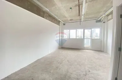 Sala comercial no contrapiso para locação com 2 vagas e banheiro privativo na Vila Andrade, 42m2