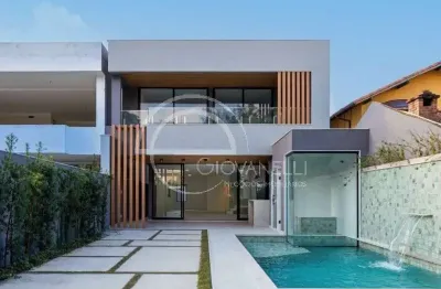 Casa de luxo à venda na barra da tijuca: 4 quartos, 4 suítes, 6 banheiros, 2 vagas de garagem, 350m² de área.