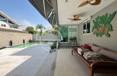 Casa em condomínio de luxo na barra da tijuca, rio de janeiro - 5 quartos, 5 suítes, 5 banheiros, 4 vagas de garagem - 550m².