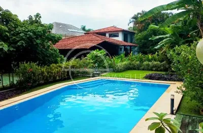 Casa linear com mezanino no núcleo das mansões barra da tijuca, em 1540m² de terreno, 3 suítes, piscina, sauna, quadra de tênis e lazer completo