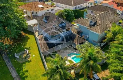 Barra da tijuca casa em terreno de esquina no condomínio santa marina com 3 suítes, projeto brezinki, área gourmet, piscina e amplo sotão