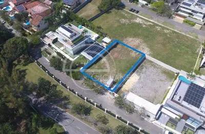 Terreno plano com 866m² no condomínio santa mônica jardins, barra da tijuca. último lote disponível com essa metragem!