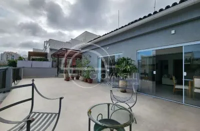 Cobertura linear reformada no jardim oceânico, 317m², 4 quartos, terraço com espaço gourmet na 2ª quadra da praia posto 3