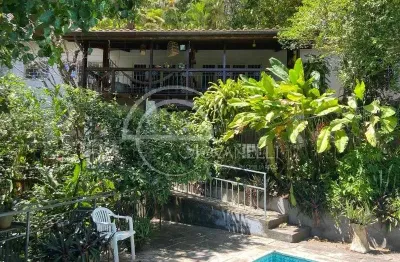 Casa rústica no jardim do itanhangá, rodeada de muito verde com 1100m² de terreno, piscina e segurança 24h