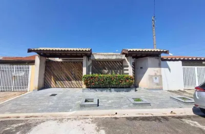Casa térra com 3 dormitórios, sendo uma suíte, garagem para 4 veículos.
