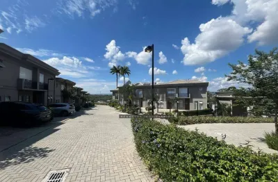 Casa sobrado com 3 suítes, localizada no condomínio quinta das parreiras, disponível para venda