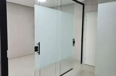Sala Comercial 80m² com Divisórias de Vidro e 2 Banheiros | Água e Luz Individual