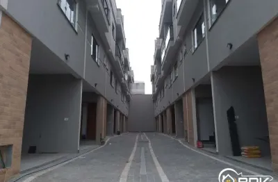 Sobrado Novo em Condomínio Fechado – 120 m², 3 Dorms (1 Suíte), Terraço Gourmet e 2 Vagas – Vila Nova Savoia