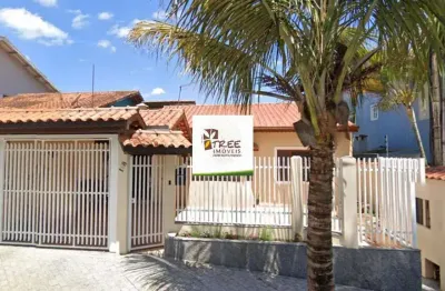 Venda de sobrado no center ville, em arujá/sp, 235m² com 3 suítes, varanda com vista pra cidade, piso inferior com 4 cômodos e 2 vagas. consulte-nos.