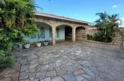 Venda de casa térrea no jardim rincão, em arujá/sp, oportunidade com 310m², 3 quartos, suíte, churrasqueira, edícula e 4 vagas. consulte-nos.