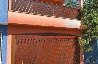 Venda de sobrado em biritiba, poá/sp, com a/u 198m², distribuídos em 02 dorm, 01 suíte c/ varanda, quintal grande com edícula e piscina. consulte-nos.
