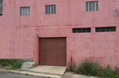 Locação de salão comercial no pq. são pedro, em itaquaquecetuba/sp, 170m² com dois andares, 04 banheiros e sistema de incêndio. consulte-nos.