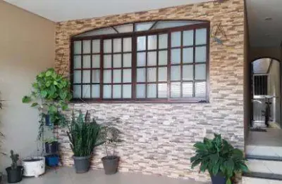 Venda de sobrado no jardim presidente dutra, em guarulhos/sp, 300m² com 4 quartos, suíte, salão amplo e coberto e garagem para 02 autos. consulte-nos.