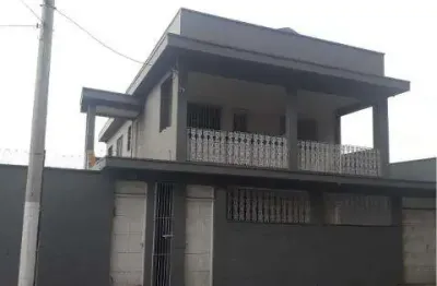 Locação de casa comercial no centro de arujá/sp, 300m² com 3 quartos, salas, 3 banheiros, garagem para 2 autos e localização estratégica. consulte-nos