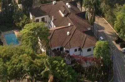 Venda casa ampla e muito bem localizado alphaville/barueri a/t 2404 m², a/c 1784m², residência com a melhor localização do residencial. consulte-nos.