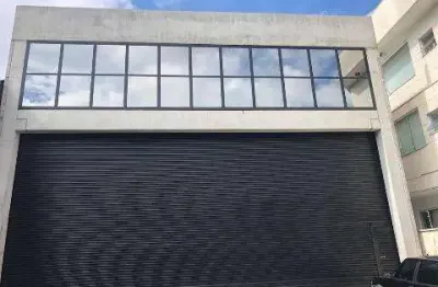 Locação de galpão comercial no centro de arujá/sp, 700m² com mezanino, 5 banheiros sendo 1 acessível, 5 vagas e energia trifásica. consulte-nos.