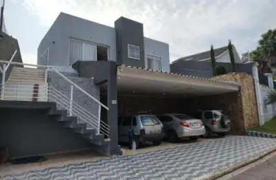 Venda de casa no condomínio arujá country club, em arujá/sp, 200m² com 3 quartos, suíte, hidro, planejados, sala com lareira e 3 vagas. consulte-nos.